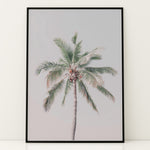 Ladda upp bild till gallerivisning, Plakat med palmetræ | Sommer og Strand Plakater | Denne plakat viser en høj palme med grønne blade mod en lys, pastel farvet himmel. Perfekt til dem, der elsker tropisk atmosfære.
