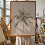 Ladda upp bild till gallerivisning, Plakat med palmetræ | Sommer og Strand Plakater | Denne plakat viser en høj palme med grønne blade mod en lys, pastel farvet himmel. Perfekt til dem, der elsker tropisk atmosfære.
