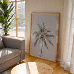 Ladda upp bild till gallerivisning, Plakat med palmetræ | Sommer og Strand Plakater | Denne plakat viser en høj palme med grønne blade mod en lys, pastel farvet himmel. Perfekt til dem, der elsker tropisk atmosfære.
