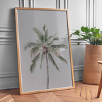 Ladda upp bild till gallerivisning, Plakat med palmetræ | Sommer og Strand Plakater | Denne plakat viser en høj palme med grønne blade mod en lys, pastel farvet himmel. Perfekt til dem, der elsker tropisk atmosfære.
