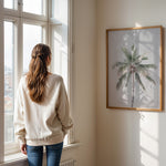 Ladda upp bild till gallerivisning, Plakat med palmetræ | Sommer og Strand Plakater | Denne plakat viser en høj palme med grønne blade mod en lys, pastel farvet himmel. Perfekt til dem, der elsker tropisk atmosfære.
