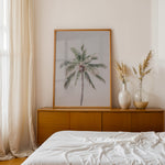 Ladda upp bild till gallerivisning, Plakat med palmetræ | Sommer og Strand Plakater | Denne plakat viser en høj palme med grønne blade mod en lys, pastel farvet himmel. Perfekt til dem, der elsker tropisk atmosfære.
