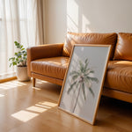 Ladda upp bild till gallerivisning, Plakat med palmetræ | Sommer og Strand Plakater | Denne plakat viser en høj palme med grønne blade mod en lys, pastel farvet himmel. Perfekt til dem, der elsker tropisk atmosfære.
