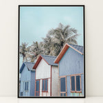 Ladda upp bild till gallerivisning, Plakat med strandhuse og palmer | Sommer og Strand Plakater | Denne plakat viser farverige strandhuse med gavltage og palmer i baggrunden. Perfekt til dem, der elsker tropisk atmosfære.
