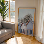 Ladda upp bild till gallerivisning, Plakat med strandhuse og palmer | Sommer og Strand Plakater | Denne plakat viser farverige strandhuse med gavltage og palmer i baggrunden. Perfekt til dem, der elsker tropisk atmosfære.
