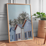 Ladda upp bild till gallerivisning, Plakat med strandhuse og palmer | Sommer og Strand Plakater | Denne plakat viser farverige strandhuse med gavltage og palmer i baggrunden. Perfekt til dem, der elsker tropisk atmosfære.

