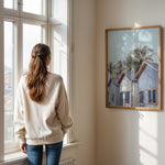 Ladda upp bild till gallerivisning, Plakat med strandhuse og palmer | Sommer og Strand Plakater | Denne plakat viser farverige strandhuse med gavltage og palmer i baggrunden. Perfekt til dem, der elsker tropisk atmosfære.
