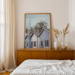 Ladda upp bild till gallerivisning, Plakat med strandhuse og palmer | Sommer og Strand Plakater | Denne plakat viser farverige strandhuse med gavltage og palmer i baggrunden. Perfekt til dem, der elsker tropisk atmosfære.
