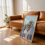Ladda upp bild till gallerivisning, Plakat med strandhuse og palmer | Sommer og Strand Plakater | Denne plakat viser farverige strandhuse med gavltage og palmer i baggrunden. Perfekt til dem, der elsker tropisk atmosfære.
