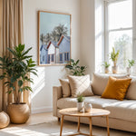 Ladda upp bild till gallerivisning, Plakat med strandhuse og palmer | Sommer og Strand Plakater | Denne plakat viser farverige strandhuse med gavltage og palmer i baggrunden. Perfekt til dem, der elsker tropisk atmosfære.
