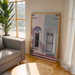 Ladda upp bild till gallerivisning, Plakat med farverige døre | Sommer og Strand Plakater | Denne plakat viser en pink og en blå dør side om side, hver i en buet dørkarm, på en farverig bygning. Perfekt til dem, der elsker unik arkitektur.
