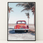 Ladda upp bild till gallerivisning, Plakat med vintage bil | Sommer og Strand Plakater | Denne plakat viser en vintage rød bil parkeret ved en strandvej med havet og palmetræer i baggrunden. Perfekt til dem, der elsker retro og strandstemning.

