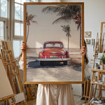 Ladda upp bild till gallerivisning, Plakat med vintage bil | Sommer og Strand Plakater | Denne plakat viser en vintage rød bil parkeret ved en strandvej med havet og palmetræer i baggrunden. Perfekt til dem, der elsker retro og strandstemning.
