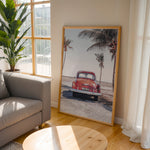 Ladda upp bild till gallerivisning, Plakat med vintage bil | Sommer og Strand Plakater | Denne plakat viser en vintage rød bil parkeret ved en strandvej med havet og palmetræer i baggrunden. Perfekt til dem, der elsker retro og strandstemning.
