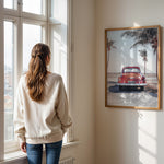 Ladda upp bild till gallerivisning, Plakat med vintage bil | Sommer og Strand Plakater | Denne plakat viser en vintage rød bil parkeret ved en strandvej med havet og palmetræer i baggrunden. Perfekt til dem, der elsker retro og strandstemning.
