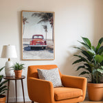 Ladda upp bild till gallerivisning, Plakat med vintage bil | Sommer og Strand Plakater | Denne plakat viser en vintage rød bil parkeret ved en strandvej med havet og palmetræer i baggrunden. Perfekt til dem, der elsker retro og strandstemning.
