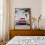 Ladda upp bild till gallerivisning, Plakat med vintage bil | Sommer og Strand Plakater | Denne plakat viser en vintage rød bil parkeret ved en strandvej med havet og palmetræer i baggrunden. Perfekt til dem, der elsker retro og strandstemning.
