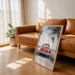 Ladda upp bild till gallerivisning, Plakat med vintage bil | Sommer og Strand Plakater | Denne plakat viser en vintage rød bil parkeret ved en strandvej med havet og palmetræer i baggrunden. Perfekt til dem, der elsker retro og strandstemning.
