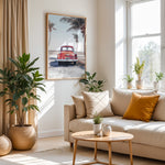 Ladda upp bild till gallerivisning, Plakat med vintage bil | Sommer og Strand Plakater | Denne plakat viser en vintage rød bil parkeret ved en strandvej med havet og palmetræer i baggrunden. Perfekt til dem, der elsker retro og strandstemning.
