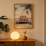 Ladda upp bild till gallerivisning, Plakat med vintage bil | Sommer og Strand Plakater | Denne plakat viser en vintage rød bil parkeret ved en strandvej med havet og palmetræer i baggrunden. Perfekt til dem, der elsker retro og strandstemning.
