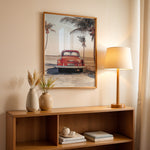 Ladda upp bild till gallerivisning, Plakat med vintage bil | Sommer og Strand Plakater | Denne plakat viser en vintage rød bil parkeret ved en strandvej med havet og palmetræer i baggrunden. Perfekt til dem, der elsker retro og strandstemning.
