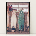 Ladda upp bild till gallerivisning, Plakat med surfbrætter | Sommer og Strand Plakater | Denne plakat viser flere surfbrætter opstillet lodret i forskellige pastelfarver som hvid, pink og grøn. Perfekt til surf- og strandelskere.
