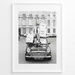 Ladda upp bild till gallerivisning, Fashion Plakat | Chanel Shopping Woman Plakaty.dk | Fashion plakat shopping i Paris | Kvinde i blazer og hæle sidder på bil med Chanel-poser foran klassisk bygning. Sort-hvid modefoto.
