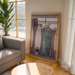 Ladda upp bild till gallerivisning, Plakat med surfbrætter | Sommer og Strand Plakater | Denne plakat viser flere surfbrætter opstillet lodret i forskellige pastelfarver som hvid, pink og grøn. Perfekt til surf- og strandelskere.
