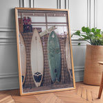 Ladda upp bild till gallerivisning, Plakat med surfbrætter | Sommer og Strand Plakater | Denne plakat viser flere surfbrætter opstillet lodret i forskellige pastelfarver som hvid, pink og grøn. Perfekt til surf- og strandelskere.
