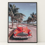 Ladda upp bild till gallerivisning, Plakat med vintage rød bil | Sommer og Strand Plakater | Denne plakat viser en klassisk rød cabriolet parkeret på en gade med palmer ved stranden. Perfekt til retro- og strandelskere.
