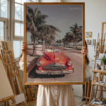 Ladda upp bild till gallerivisning, Plakat med vintage rød bil | Sommer og Strand Plakater | Denne plakat viser en klassisk rød cabriolet parkeret på en gade med palmer ved stranden. Perfekt til retro- og strandelskere.
