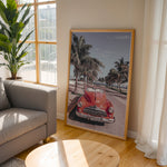 Ladda upp bild till gallerivisning, Plakat med vintage rød bil | Sommer og Strand Plakater | Denne plakat viser en klassisk rød cabriolet parkeret på en gade med palmer ved stranden. Perfekt til retro- og strandelskere.
