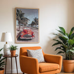 Ladda upp bild till gallerivisning, Plakat med vintage rød bil | Sommer og Strand Plakater | Denne plakat viser en klassisk rød cabriolet parkeret på en gade med palmer ved stranden. Perfekt til retro- og strandelskere.
