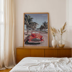 Ladda upp bild till gallerivisning, Plakat med vintage rød bil | Sommer og Strand Plakater | Denne plakat viser en klassisk rød cabriolet parkeret på en gade med palmer ved stranden. Perfekt til retro- og strandelskere.
