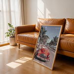 Ladda upp bild till gallerivisning, Plakat med vintage rød bil | Sommer og Strand Plakater | Denne plakat viser en klassisk rød cabriolet parkeret på en gade med palmer ved stranden. Perfekt til retro- og strandelskere.
