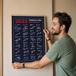 Ladda upp bild till gallerivisning, F1 Plakat | F1 Kalender Plakater 2025 | Formel 1 Race Tracking Map | Perfekt til Den Ægte Fan | Plakaty.dk
