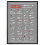 Ladda upp bild till gallerivisning, F1 Plakat | F1 Kalender Plakater 2025 | Formel 1 Race Tracking Map | Perfekt til Den Ægte Fan | Plakaty.dk
