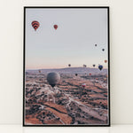 Ladda upp bild till gallerivisning, Plakat med luftballoner | Sommer og Strand Plakater | Denne plakat viser mange farverige luftballoner i en klar blå himmel under solopgang eller solnedgang. Perfekt til dem, der elsker eventyr og frihed.
