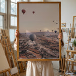 Ladda upp bild till gallerivisning, Plakat med luftballoner | Sommer og Strand Plakater | Denne plakat viser mange farverige luftballoner i en klar blå himmel under solopgang eller solnedgang. Perfekt til dem, der elsker eventyr og frihed.
