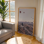 Ladda upp bild till gallerivisning, Plakat med luftballoner | Sommer og Strand Plakater | Denne plakat viser mange farverige luftballoner i en klar blå himmel under solopgang eller solnedgang. Perfekt til dem, der elsker eventyr og frihed.
