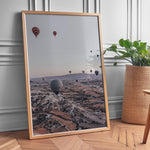Ladda upp bild till gallerivisning, Plakat med luftballoner | Sommer og Strand Plakater | Denne plakat viser mange farverige luftballoner i en klar blå himmel under solopgang eller solnedgang. Perfekt til dem, der elsker eventyr og frihed.
