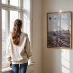 Ladda upp bild till gallerivisning, Plakat med luftballoner | Sommer og Strand Plakater | Denne plakat viser mange farverige luftballoner i en klar blå himmel under solopgang eller solnedgang. Perfekt til dem, der elsker eventyr og frihed.
