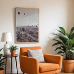 Ladda upp bild till gallerivisning, Plakat med luftballoner | Sommer og Strand Plakater | Denne plakat viser mange farverige luftballoner i en klar blå himmel under solopgang eller solnedgang. Perfekt til dem, der elsker eventyr og frihed.
