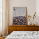 Ladda upp bild till gallerivisning, Plakat med luftballoner | Sommer og Strand Plakater | Denne plakat viser mange farverige luftballoner i en klar blå himmel under solopgang eller solnedgang. Perfekt til dem, der elsker eventyr og frihed.
