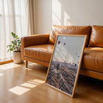 Ladda upp bild till gallerivisning, Plakat med luftballoner | Sommer og Strand Plakater | Denne plakat viser mange farverige luftballoner i en klar blå himmel under solopgang eller solnedgang. Perfekt til dem, der elsker eventyr og frihed.
