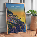 Ladda upp bild till gallerivisning, Amalfi Coast Vintage Travel Plakat | Vintage Travel Poster | Denne plakat viser en farverig illustration af Amalfi kysten i Italien, med pastelfarvede bygninger stablet på en stejl skråning mod havet. Perfekt til rejse- og kunstelskere.
