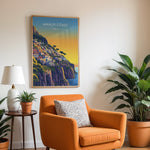 Ladda upp bild till gallerivisning, Amalfi Coast Vintage Travel Plakat | Vintage Travel Poster | Denne plakat viser en farverig illustration af Amalfi kysten i Italien, med pastelfarvede bygninger stablet på en stejl skråning mod havet. Perfekt til rejse- og kunstelskere.
