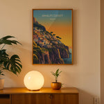 Ladda upp bild till gallerivisning, Amalfi Coast Vintage Travel Plakat | Vintage Travel Poster | Denne plakat viser en farverig illustration af Amalfi kysten i Italien, med pastelfarvede bygninger stablet på en stejl skråning mod havet. Perfekt til rejse- og kunstelskere.
