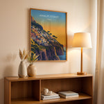 Ladda upp bild till gallerivisning, Amalfi Coast Vintage Travel Plakat | Vintage Travel Poster | Denne plakat viser en farverig illustration af Amalfi kysten i Italien, med pastelfarvede bygninger stablet på en stejl skråning mod havet. Perfekt til rejse- og kunstelskere.
