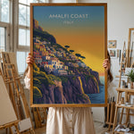 Ladda upp bild till gallerivisning, Amalfi Coast Vintage Travel Plakat | Vintage Travel Poster | Denne plakat viser en farverig illustration af Amalfi kysten i Italien, med pastelfarvede bygninger stablet på en stejl skråning mod havet. Perfekt til rejse- og kunstelskere.
